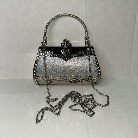 Elegant Silver Handbag with Chain Strap - Picture 2 of 10